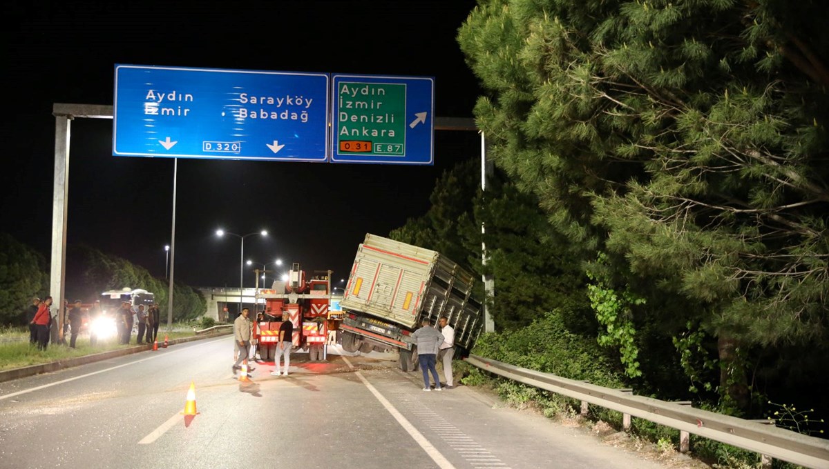 Denizli'de TIR, otomobile çarptı: 6 kişi yaralandı