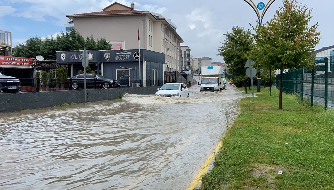 Kocaeli'de sağanak! Cadde ve sokaklar göle döndü