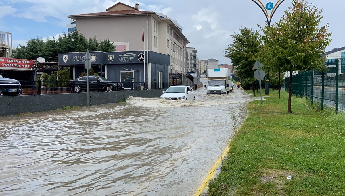 Kocaeli'de sağanak! Cadde ve sokaklar göle döndü Kocaeli'de sağanak! Cadde ve sokaklar göle döndü