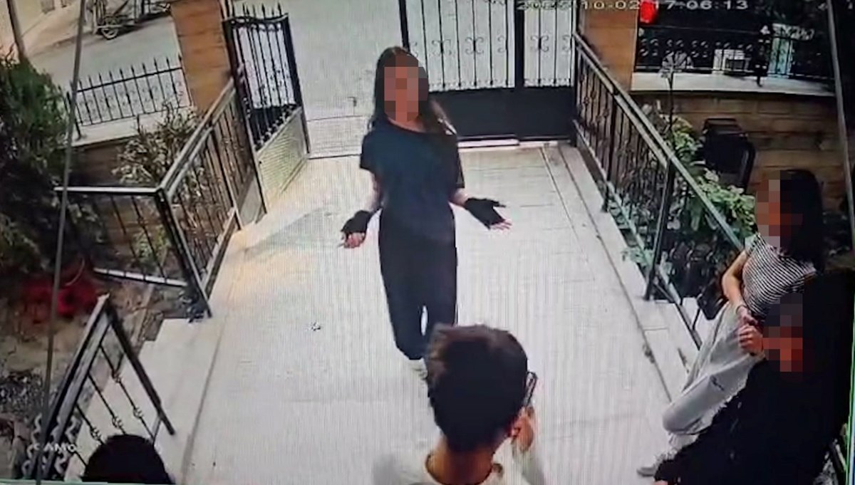 Beş kız öğrenci, ellerinde bıçakla kapıya dayandı!