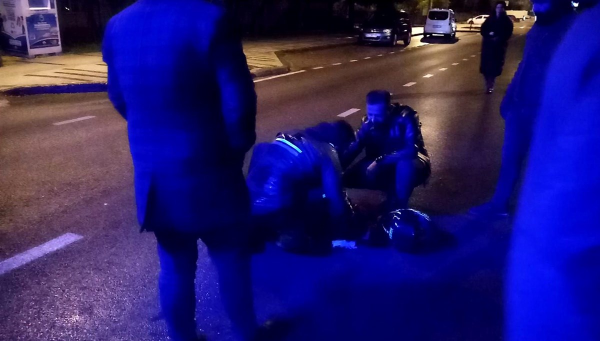 Otomobille çarparak yaraladığı yayanın yanında ağladı Otomobille çarparak yaraladığı yayanın yanında ağladı