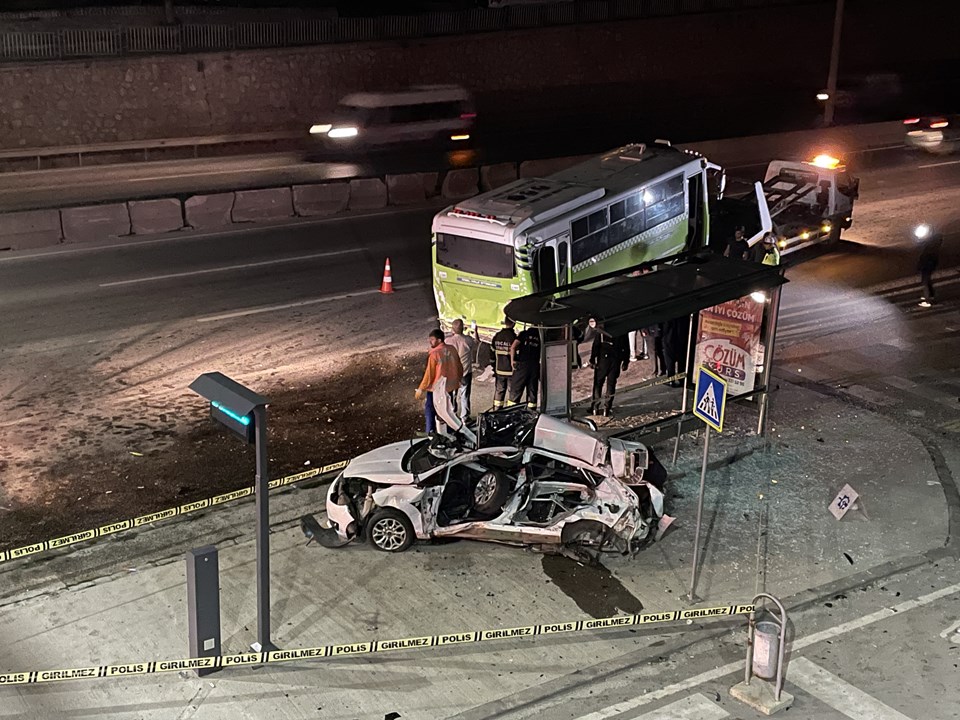 Yolcu almak için durağa yanaşan halk otobüsüne otomobil çarptı: 1 ölü, 2 yaralı - 1