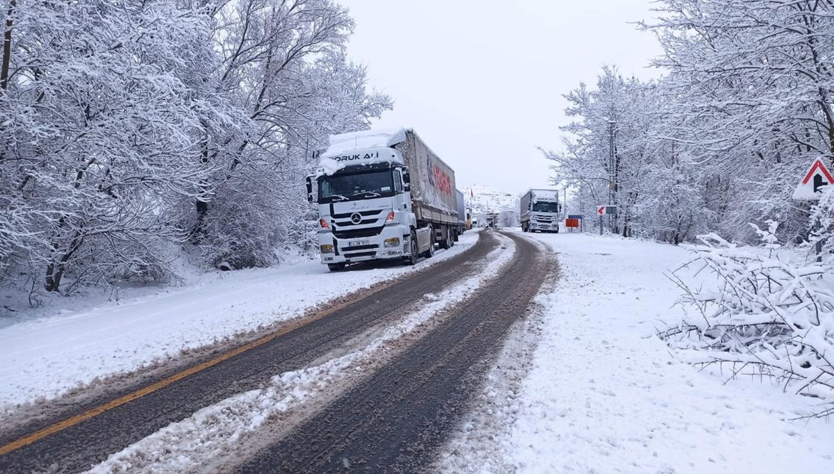 Sınırda kar bastırdı, TIR’lar yolda kaldı