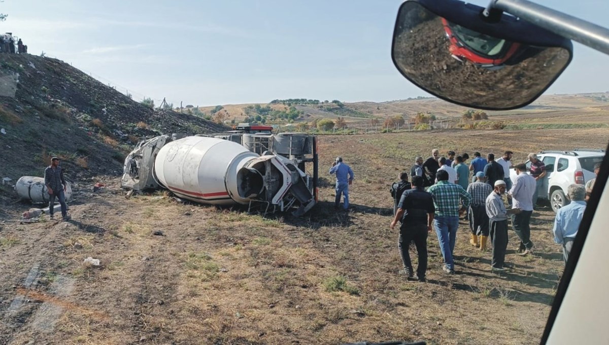 Adıyaman'da beton mikseri şarampole devrildi