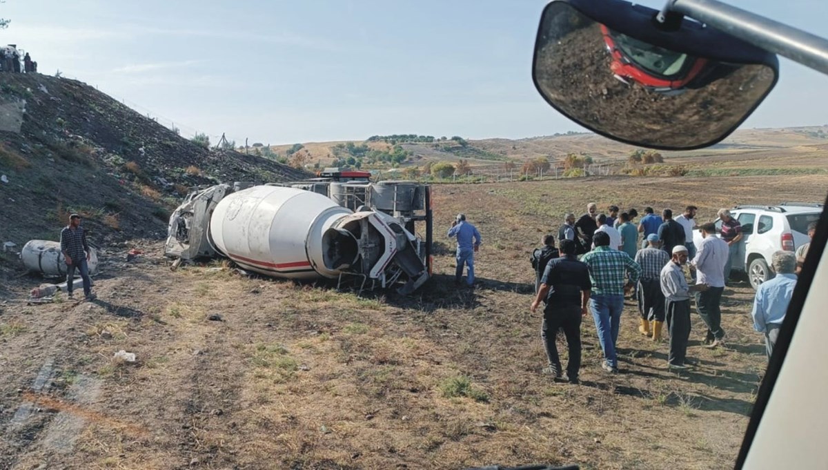 Adıyaman'da beton mikseri şarampole devrildi Adıyaman'da beton mikseri şarampole devrildi