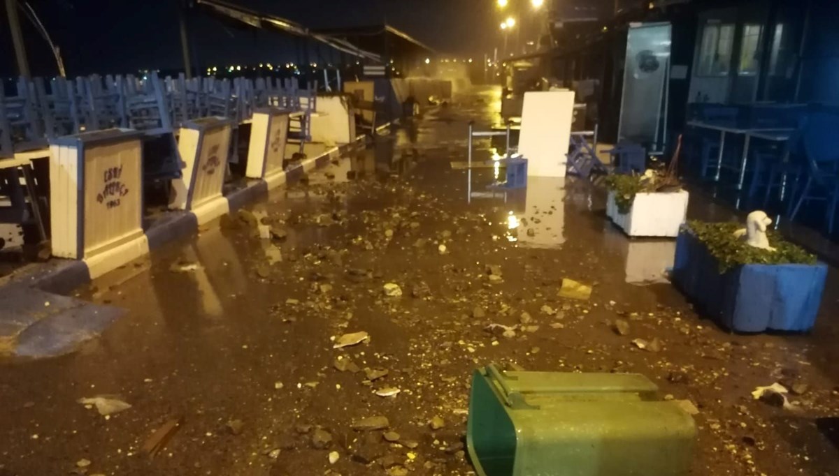 İstanbul'da fırtına; Silivri'de iş yerinin çatısı uçtu, araçlar zarar gördü İstanbul'da fırtına; Silivri'de iş yerinin çatısı uçtu, araçlar zarar gördü