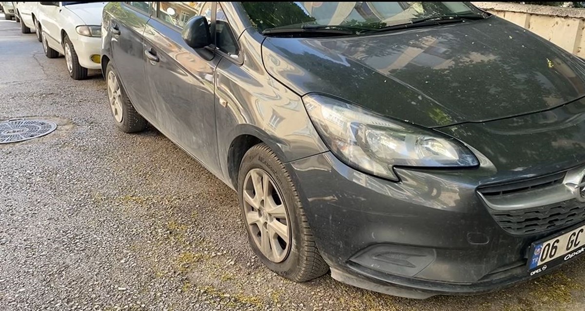 Park halindeki 20 otomobilin lastikleri bıçakla kesildi Park halindeki 20 otomobilin lastikleri bıçakla kesildi