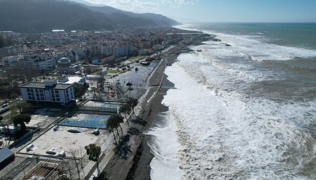 Karadeniz'deki fırtına sahil hattını kırdı geçti