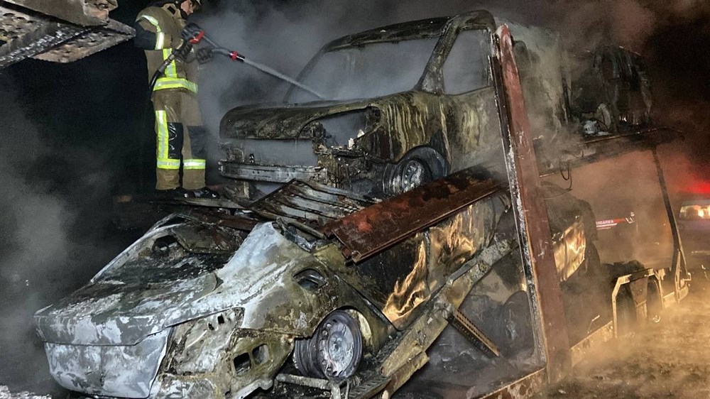 Sıfır araçları taşıyan TIR'da yangın çıktı - 8