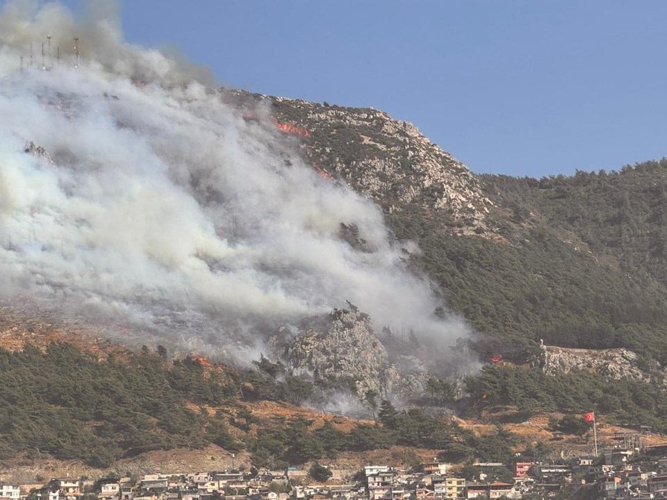 Bursa, Çanakkale ve Hatay'da alevlerle mücadele: Kara yolu ulaşılma kapatıldı - 4