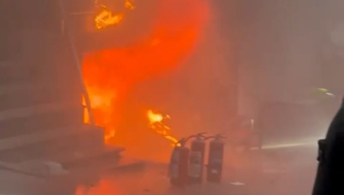 Eminönü’nde iş yeri alev alev yandı Eminönü’nde iş yeri alev alev yandı