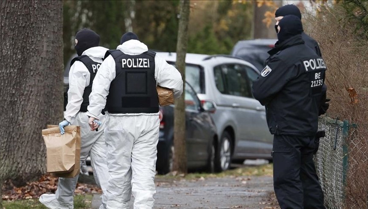 Almanya‘da polis elinde bıçak olan bir kişiyi öldürdü