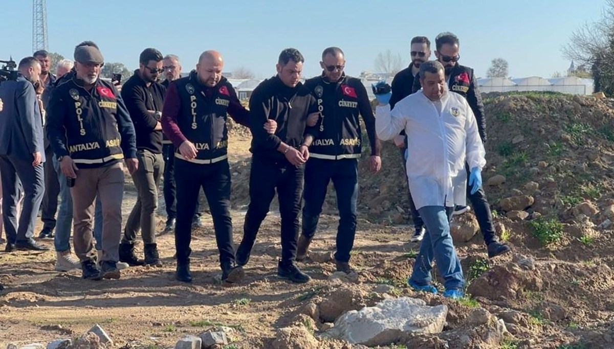Katil enişte aileyi aylarca kandırmış: Eski ses kaydı ve mesajlarla cinayeti gizlemiş Katil enişte aileyi aylarca kandırmış: Eski ses kaydı ve mesajlarla cinayeti gizlemiş