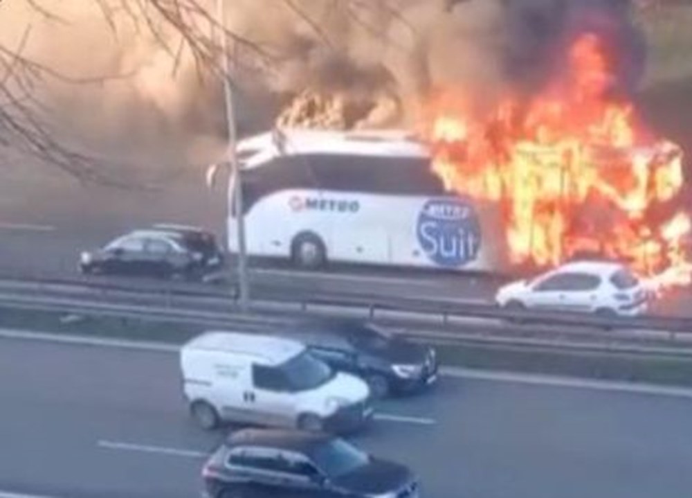 İstanbul'un korku dolu anlar! Seyir halindeki otobüs alev topuna döndü - 1