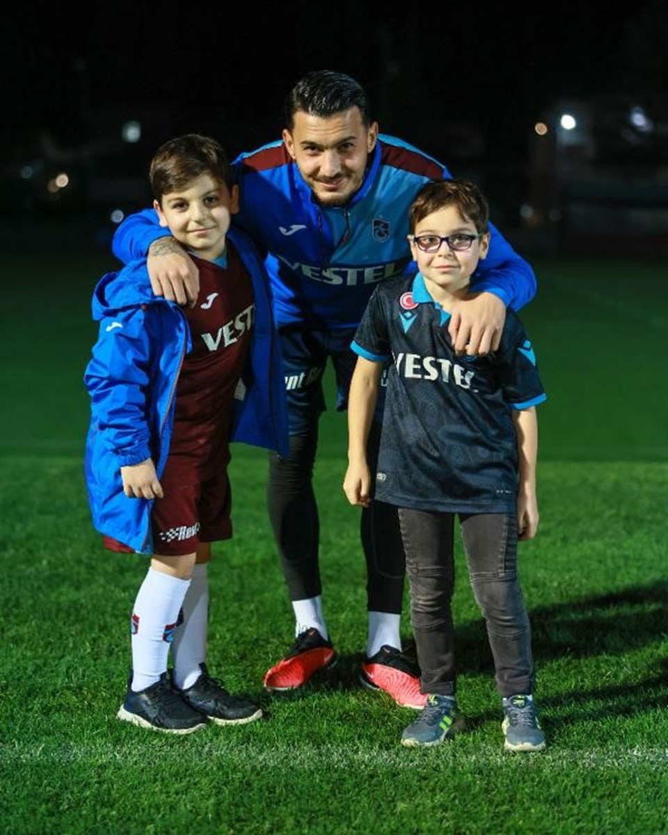 Biber gazlı saldırıya uğramıştı: Ailesi ile Trabzonspor’u ziyaret etti - 1