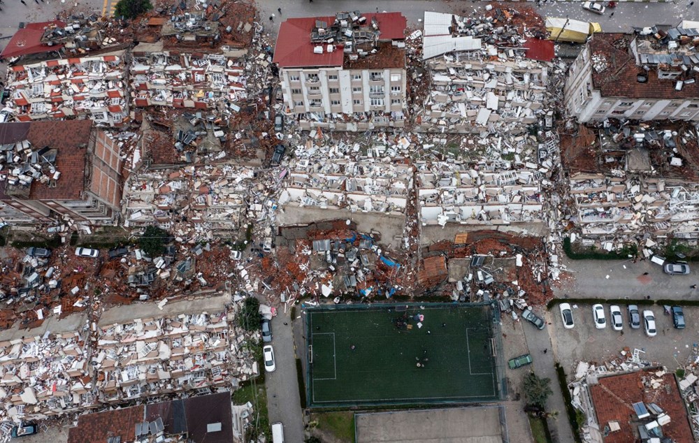 Deprem bölgesinden çarpıcı fotoğraflar: Binalar yerle bir oldu! - 1