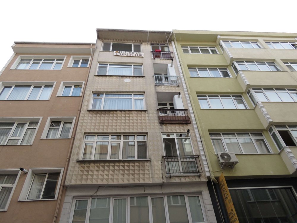 "Bu bina çürüktür" pankartı astı, evi boşalttı - 1