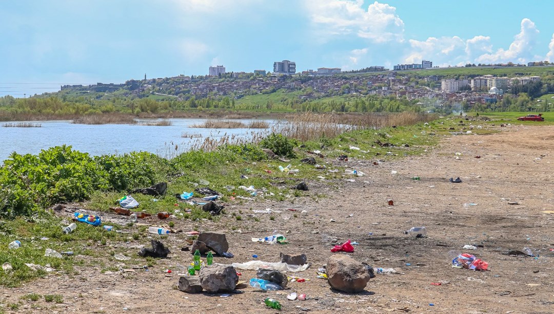 Piknikçiler Dicle Nehri kıyısını çöplüğe çevirdi: Su kuşları tehdit altında