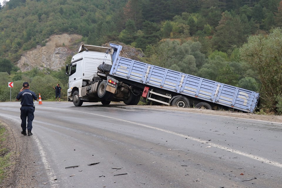 Bolu'da işçi servisi ile TIR çarpıştı: 13 yaralı - 1