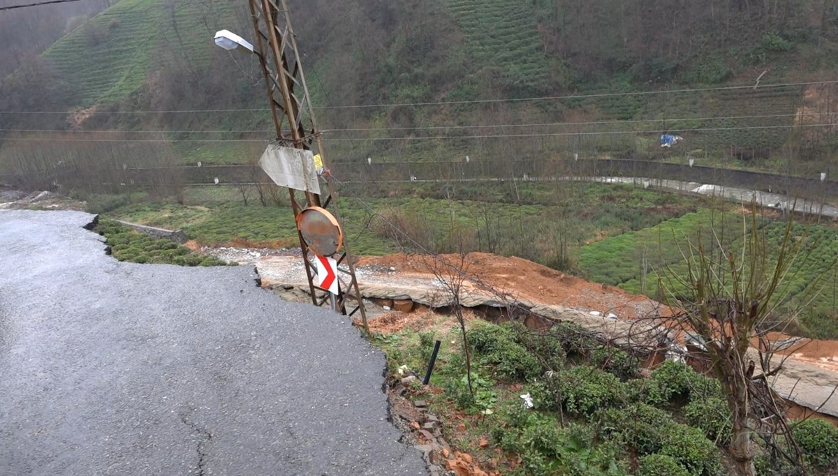 Rize’de yol çöktü, 4 köye ulaşım kapandı Rize’de yol çöktü, 4 köye ulaşım kapandı