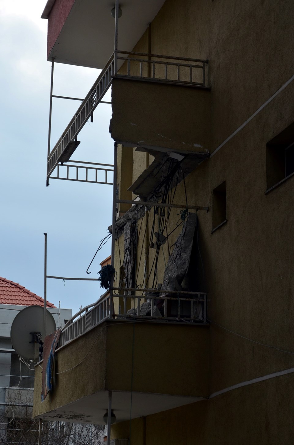 Avcılar'da balkon çöktü, bina tahliye edildi - 2