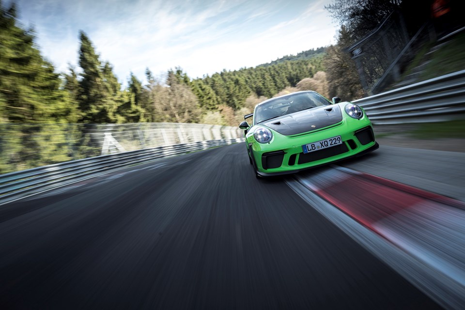 Yeni 911 GT3 RS ‘Yeşil Cehennemi’ 7 dakikanın altında geçti - 1