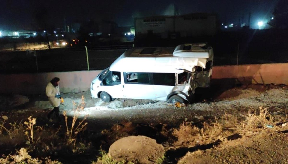 Şanlıurfa'da çekici yol kenarında bekleyen minibüse çarptı: 14 yaralı