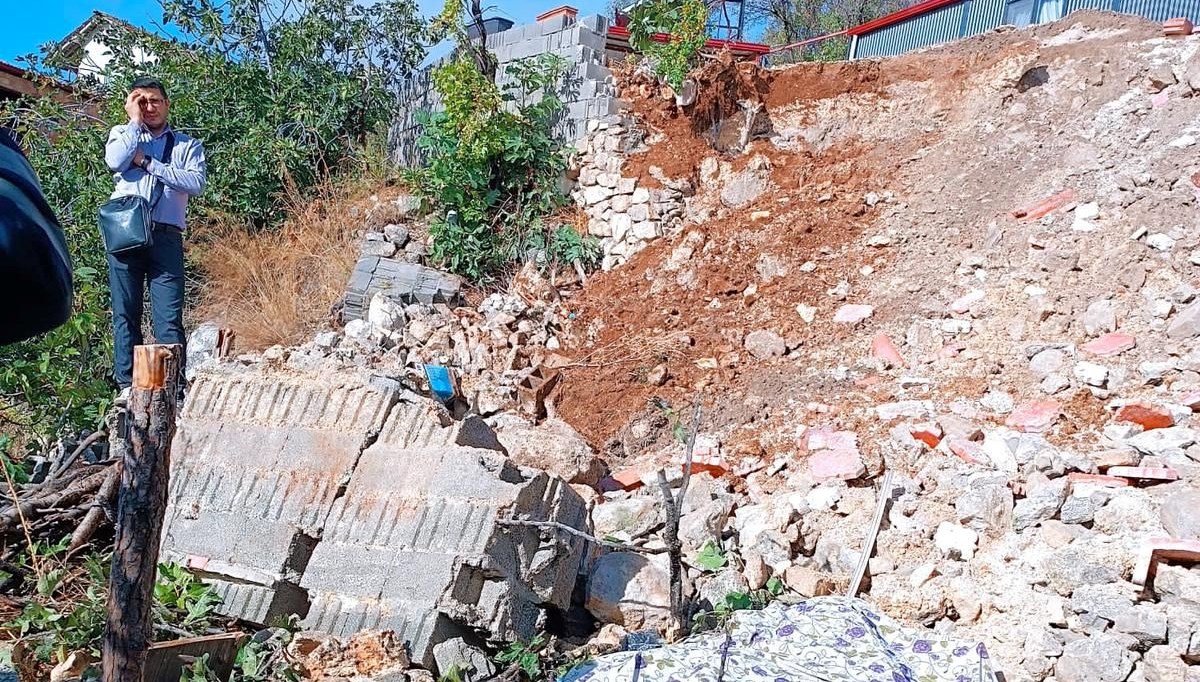 Çadırın üstüne istinat duvarı çöktü: 1 ölü Çadırın üstüne istinat duvarı çöktü: 1 ölü