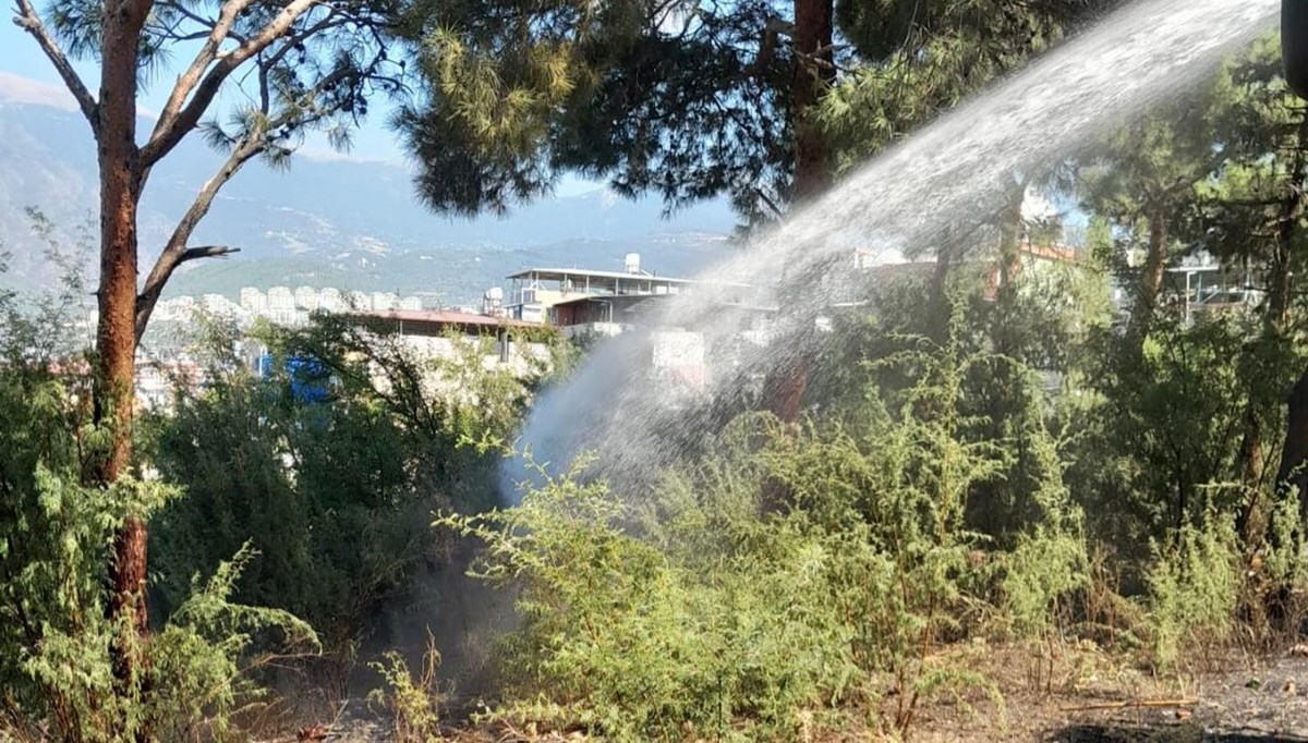 İskenderun’da bahçede çıkan yangın söndürüldü