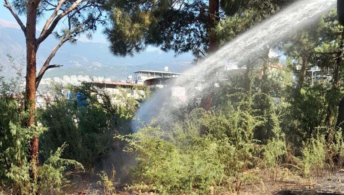 İskenderun’da bahçede çıkan yangın söndürüldü İskenderun’da bahçede çıkan yangın söndürüldü