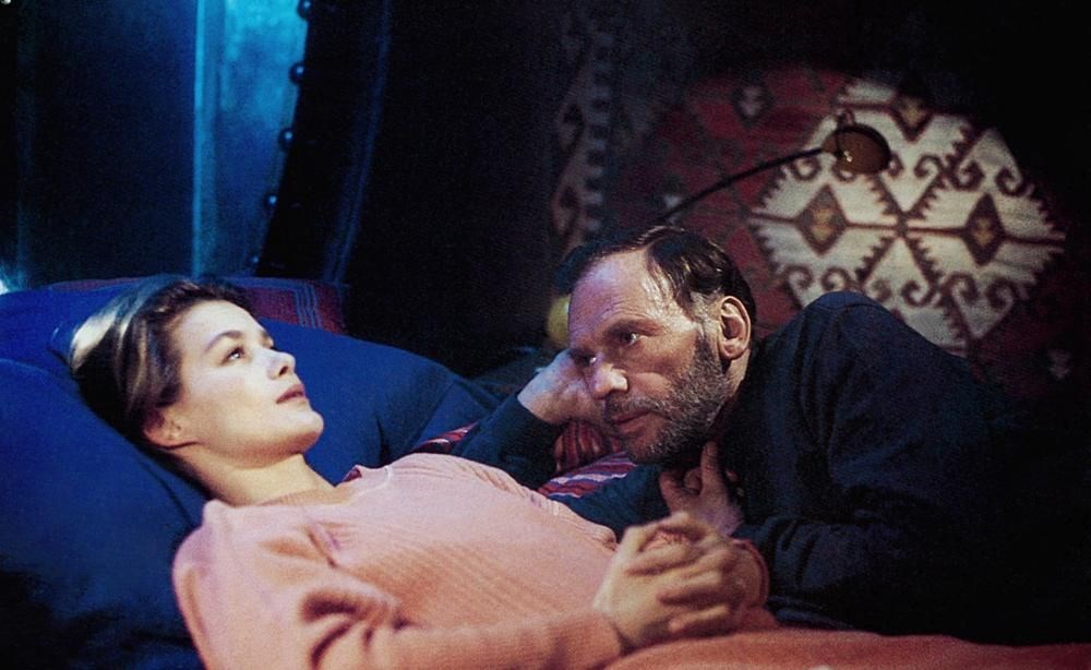 Ufak Tefek Cinayetler’de Bir Kadın ve Bir Erkek filmine