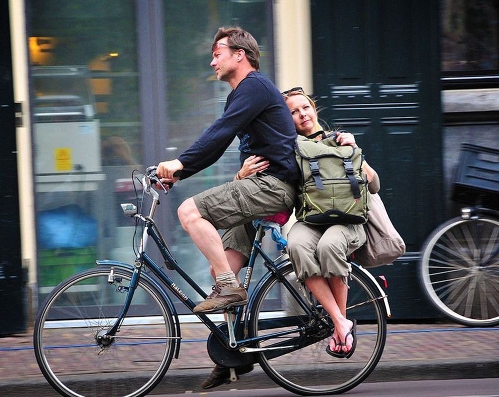 Динка не хотела садиться на раму велосипеда. Человек на велосипеде. Голландцы на велосипедах. Велосипеды c человеком. Путешествие на велосипеде.