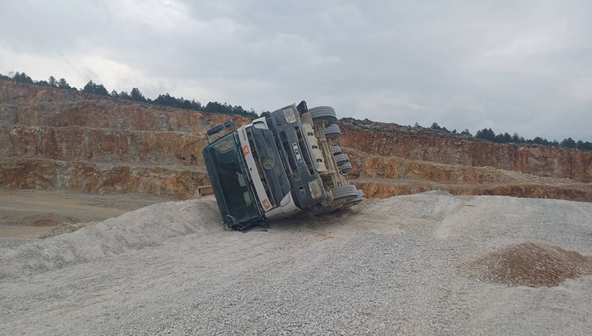 Kum yüklü kamyon devrildi