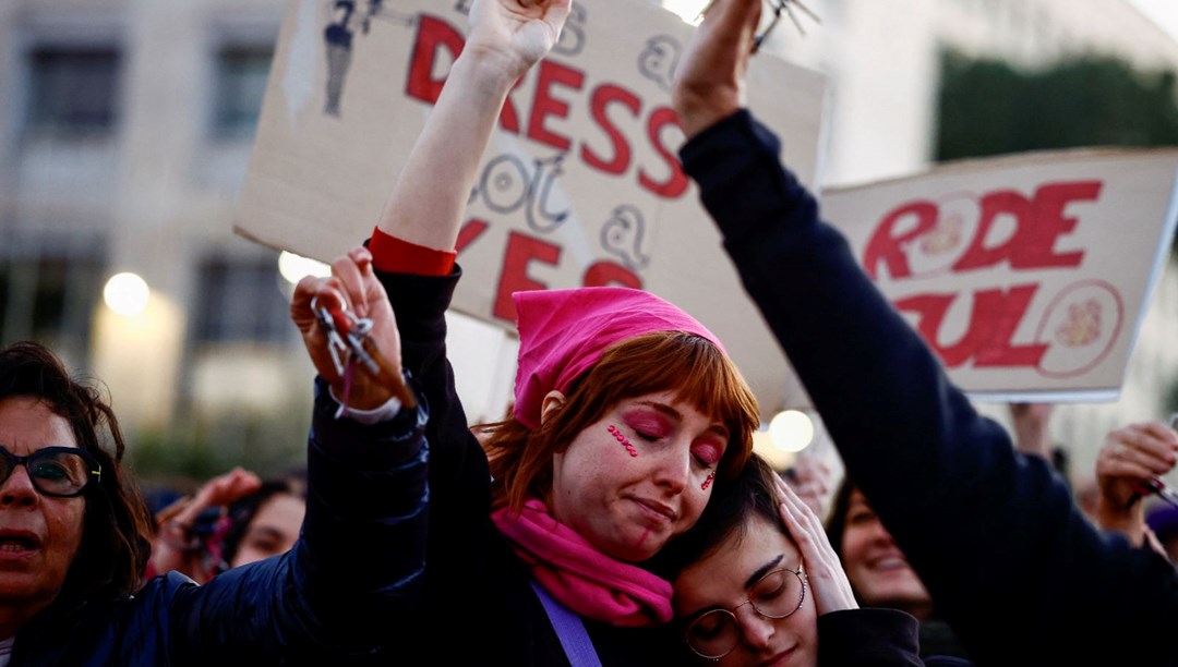 İtalya, kadına şiddete karşı yürüdü: "Ataerkilliği silahsızlandıralım"