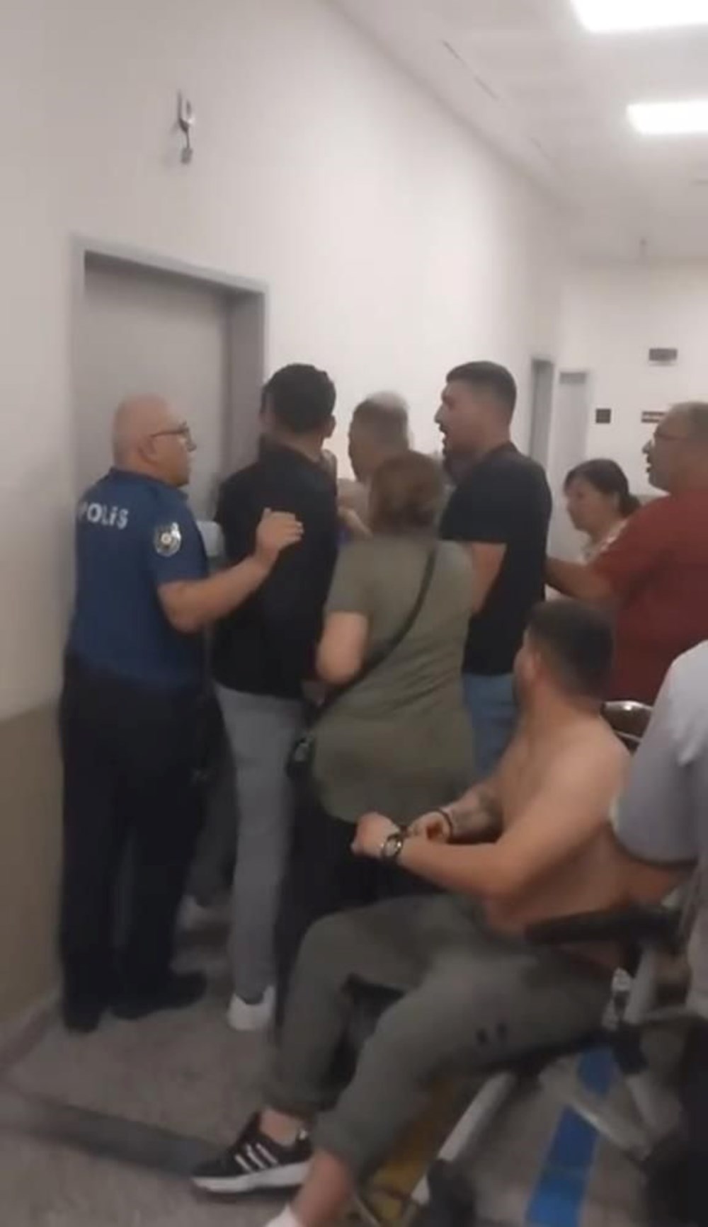 İstanbul’da doktora saldırı: Küfürler savurup odasına
girmeye çalıştılar - 3
