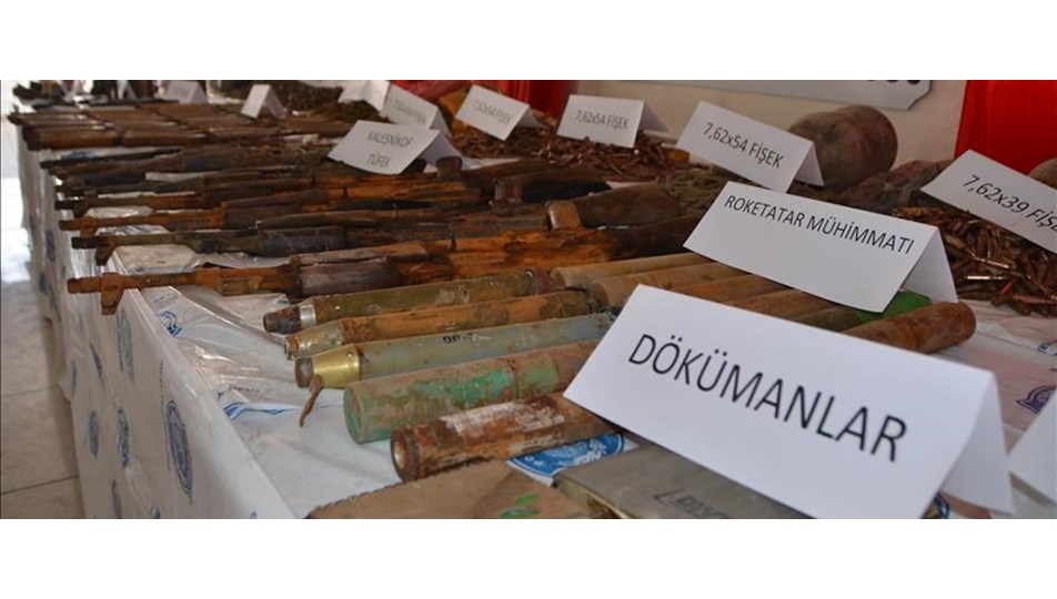 Yüksekova'da toprağa gömülü mühimmat ele geçirildi