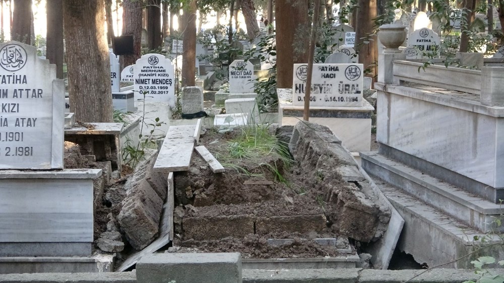 Deprem sonrası Hatay'da mezarlar hasar görüp yola uçtu - 2