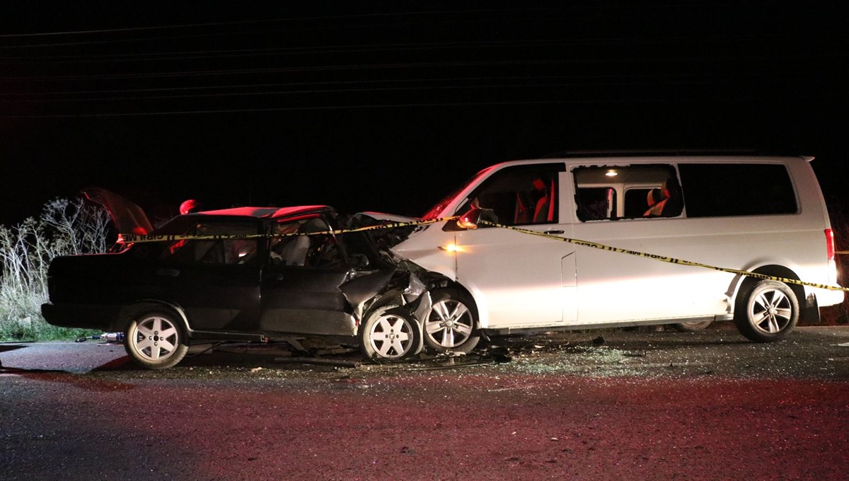 Manisa'da minibüs ile otomobil çarpıştı: 2 ölü, 5 yaralı