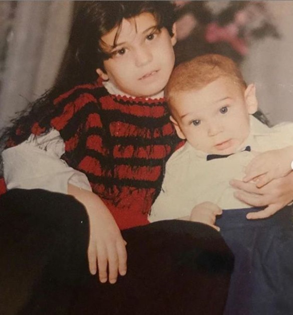 Su Burcu Yazgı Coşkun'dan nostaljik kare (Ünlülerin çocukluk ve gençlik halleri) - 375