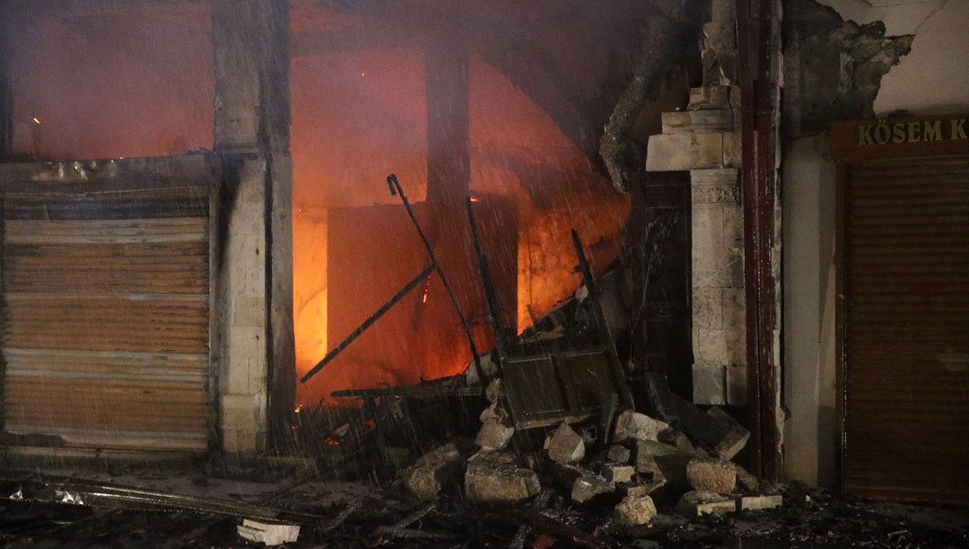 Hatay'da deprem hasarlı evde yangın