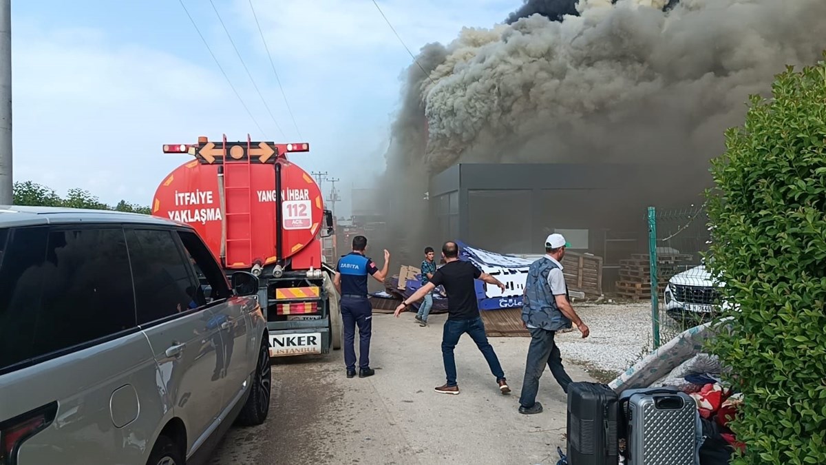 İznik’te soğuk hava deposunda yangın! Alevler tüm binayı sardı, ekipler müdahale ediyor