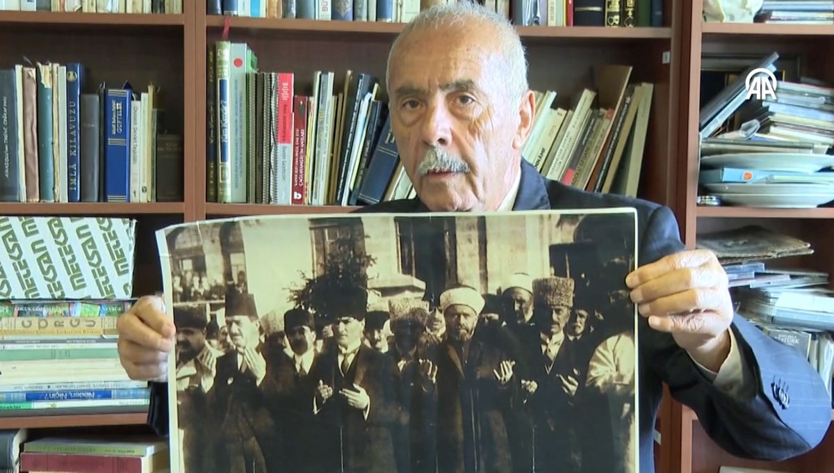 Atatürk'ün TBMM'de dua ettiği fotoğrafın da bulunduğu koleksiyonunu Türk Tarih Kurumu'na bağışladı Atatürk'ün TBMM'de dua ettiği fotoğrafın da bulunduğu koleksiyonunu Türk Tarih Kurumu'na bağışladı