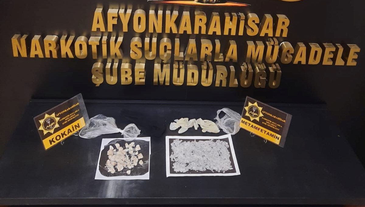Afyonkarahisar'da uyuşturucu bulunan araçtaki 4 şüpheli gözaltına alındı Afyonkarahisar'da uyuşturucu bulunan araçtaki 4 şüpheli gözaltına alındı
