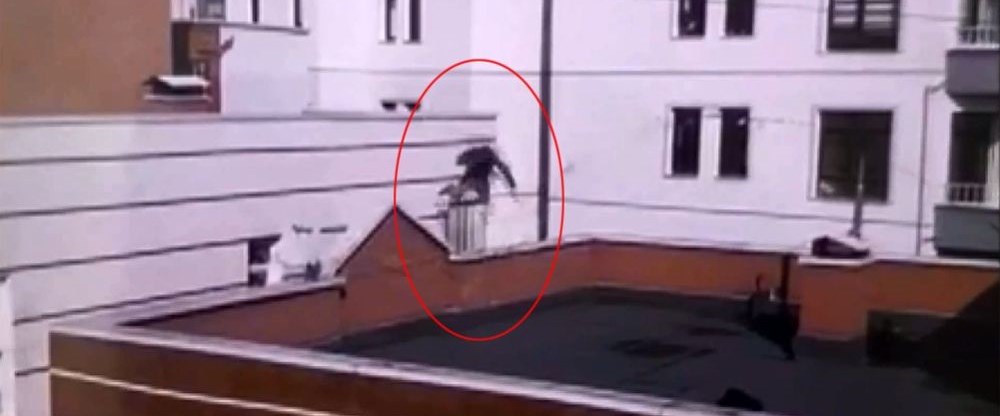 Çatıdan çatıya atlarken hayatını kaybetti - Son Dakika Türkiye Haberleri |  NTV Haber