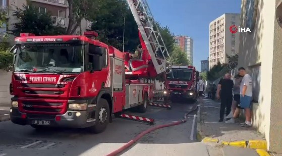 İtfaiye ekipleri binanın en üst katında mahsur kalan vatandaşları merdivenle tahliye etti.