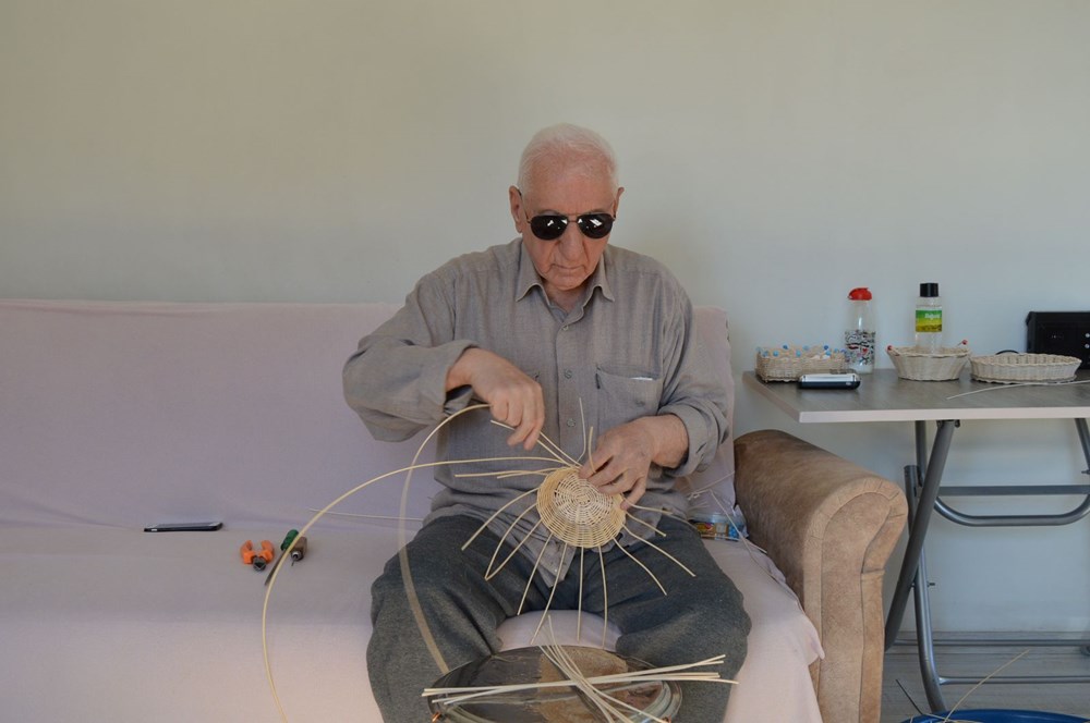 Mardinli 79 yaşında görme engelli usta Beyrut'ta öğrendi: El becerisini gelir kapısına dönüştürdü - 7