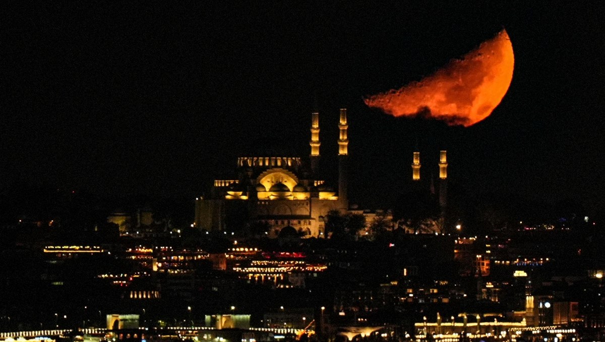 İstanbul'da muhteşem yarım ay manzaraları