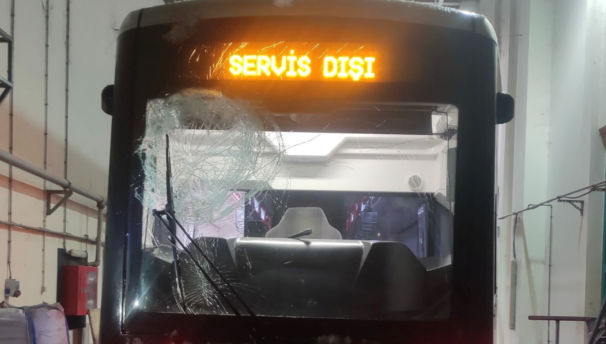 İçine taş sıkıştırılarak atılan kartopu, tramvayın camını kırdı İçine taş sıkıştırılarak atılan kartopu, tramvayın camını kırdı