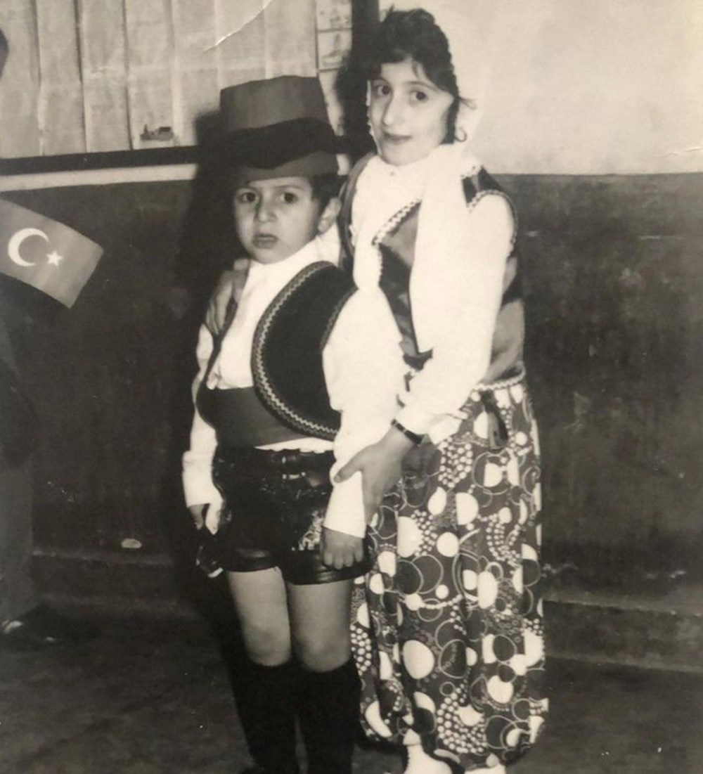 Ünlü isim geçmişe götürdü: "Oyuncu olacağını nasıl anlamadın" (Ünlülerin çocukluk ve gençlik halleri) - 216