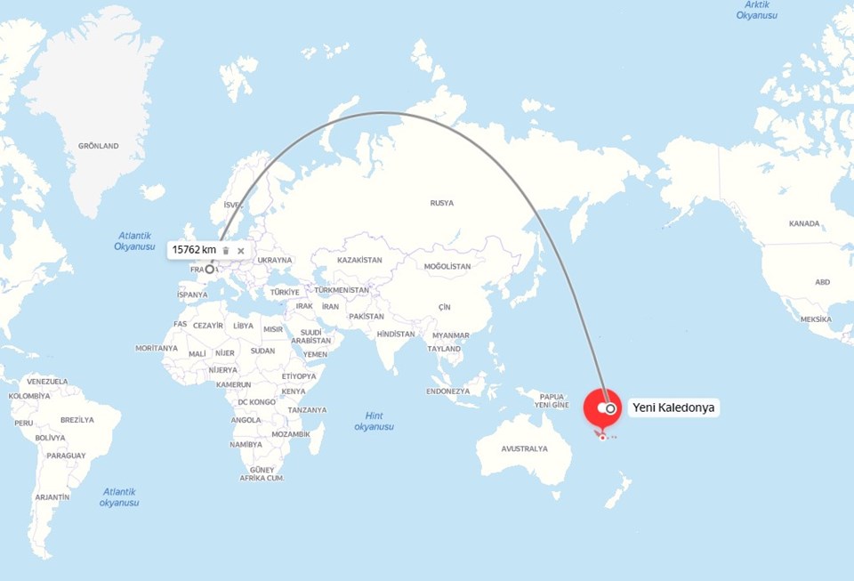 Fransa ve Yeni Kaledonya arasındaki mesafe. Çizginin eğiriliği Dünya'nın şeklinden kaynaklanmaktadır. 
